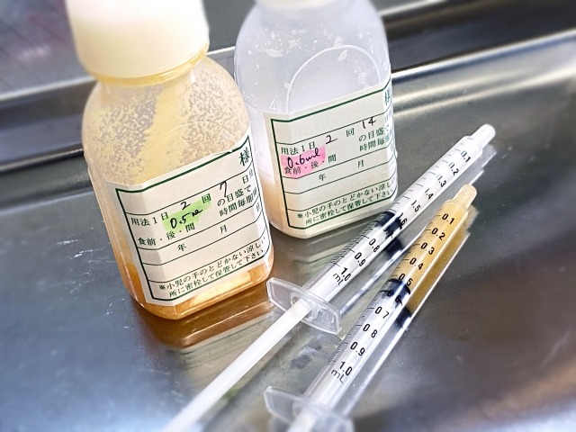 投薬ビンとシリンジ