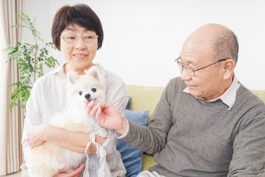 愛犬と触れ合う家族