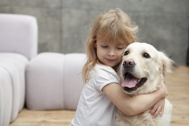 犬を抱きしめる少女